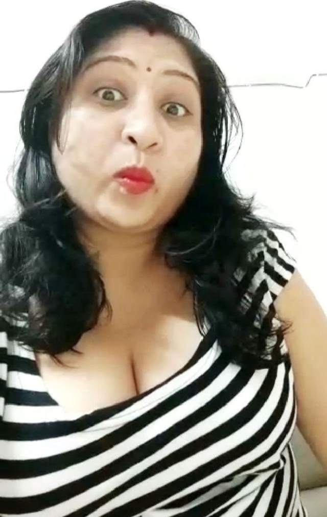 https://www.antarvasnaphotos2.com/wp-content/uploads/2020/12/kiss-kar-apne-yar-ka-josh-badhati-bhabhi.jpg