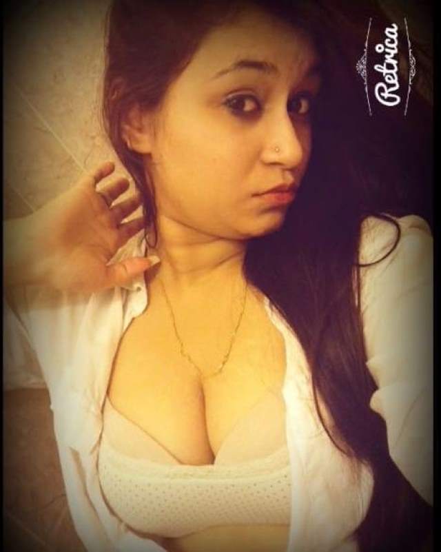 https://www.antarvasnaphotos2.com/wp-content/uploads/2020/12/lover-ke-liye-hot-cleavage-dikha-li-selfie.jpeg