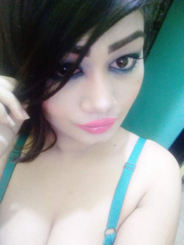 https://www.antarvasnaphotos2.com/wp-content/uploads/2020/12/makup-kar-apni-sexy-cleavage-ki-selfie-leti-hot-girl.jpg