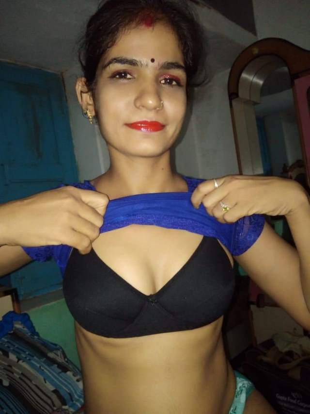 https://www.antarvasnaphotos2.com/wp-content/uploads/2020/12/neeta-aunty-ki-boobs-black-bra-me.jpeg