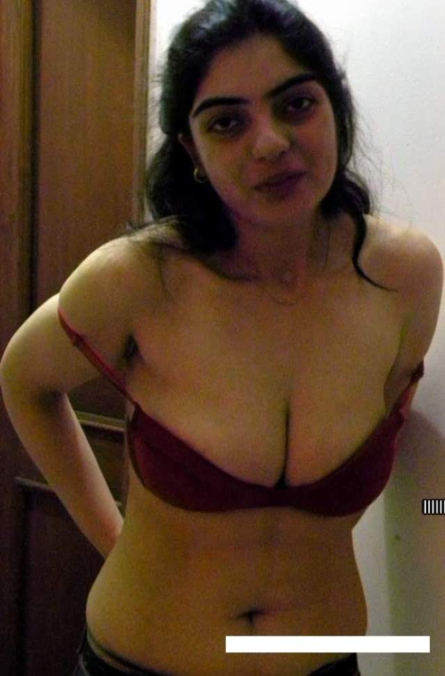 https://www.antarvasnaphotos2.com/wp-content/uploads/2020/12/nude-hot-bhabhi-ke-boobs-ki-selfie.jpg