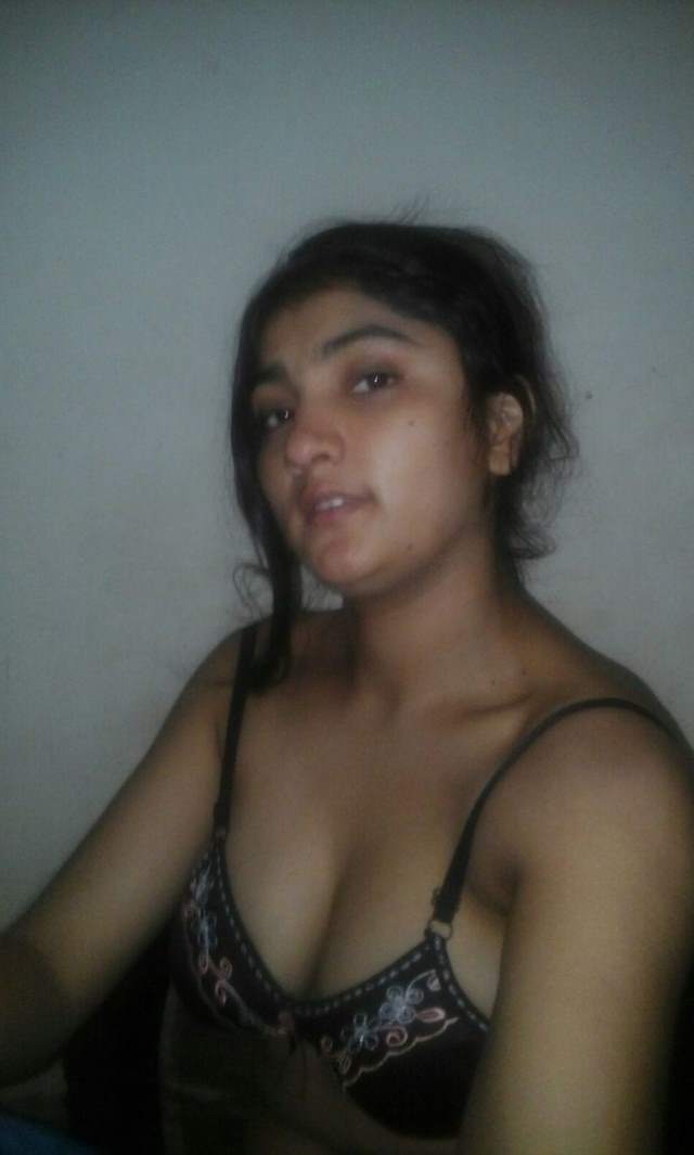 https://www.antarvasnaphotos2.com/wp-content/uploads/2020/12/nude-indian-girls-ki-bra-me-hot-cleavage.jpg