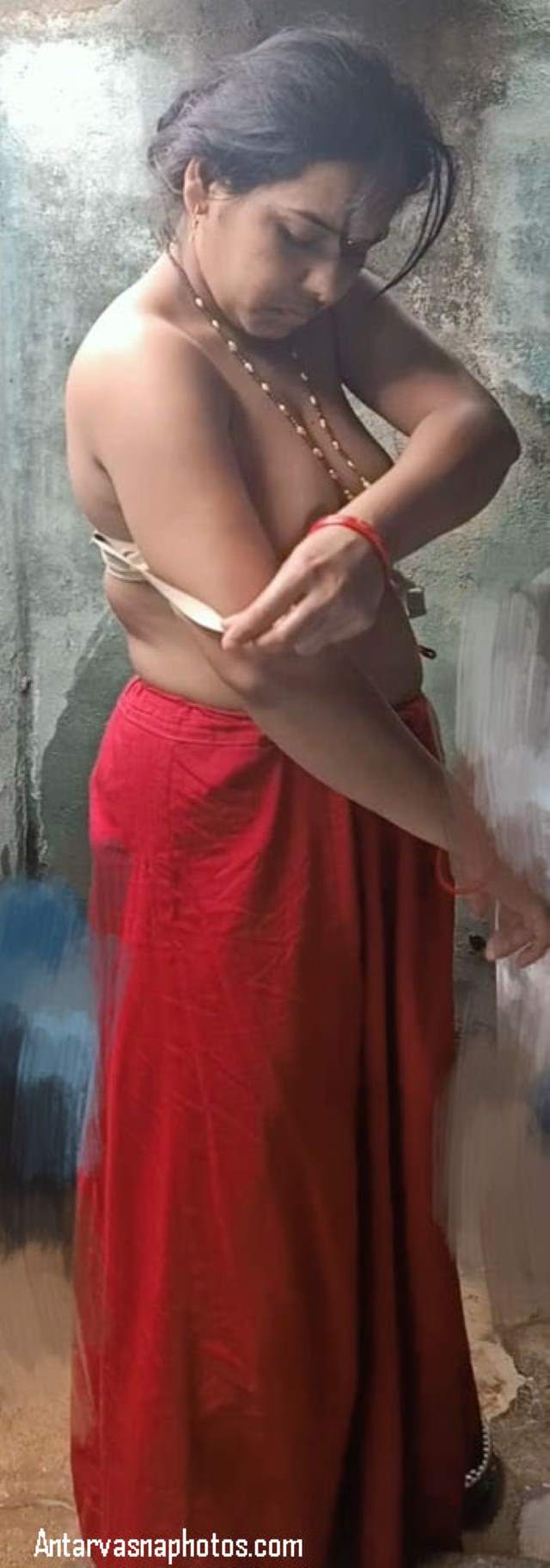 https://www.antarvasnaphotos2.com/wp-content/uploads/2020/12/peticoat-pahan-bra-pahnti-bhabhi.jpg