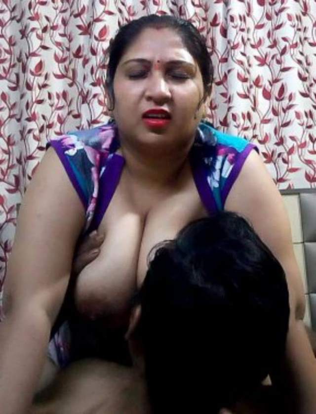 https://www.antarvasnaphotos2.com/wp-content/uploads/2020/12/punjabi-bhabhi-ghar-me-boobs-chuswa-rahi-hai.jpg