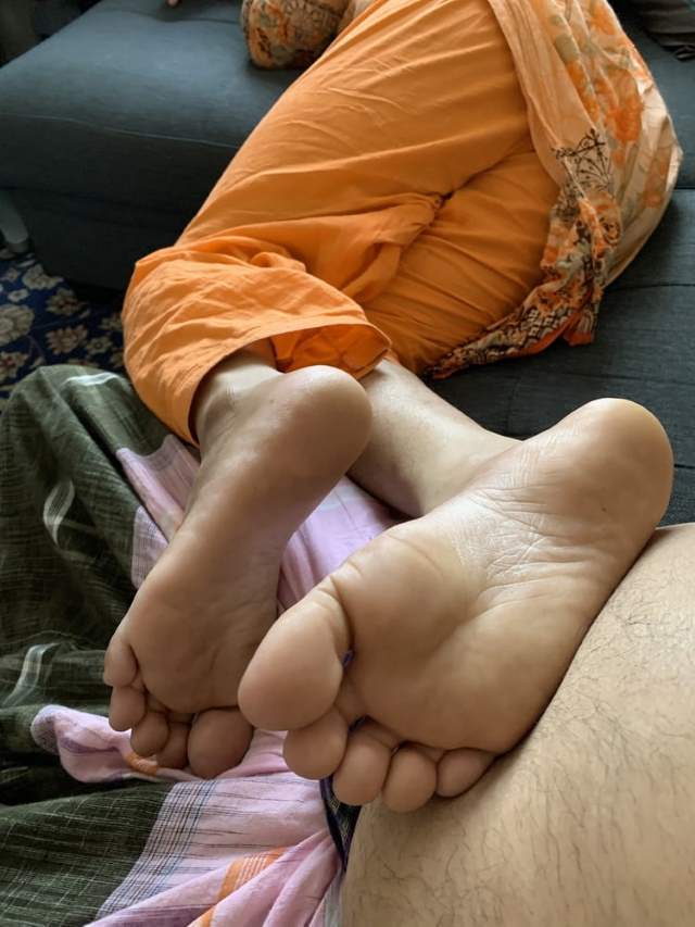 https://www.antarvasnaphotos2.com/wp-content/uploads/2020/12/rakhi-lover-ke-lund-ko-footjob-deti-hui-pic.jpg