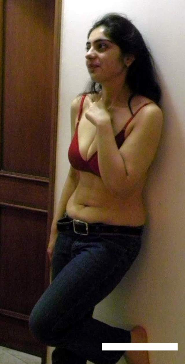 https://www.antarvasnaphotos2.com/wp-content/uploads/2020/12/red-bra-aur-jeans-me-bhabhi-ki-desi-sexy-photo.jpg