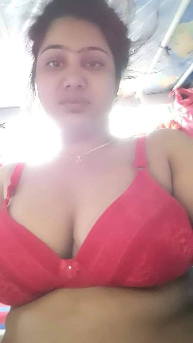 https://www.antarvasnaphotos2.com/wp-content/uploads/2020/12/red-bra-me-aunty-ki-big-boobs-ki-photo.jpeg