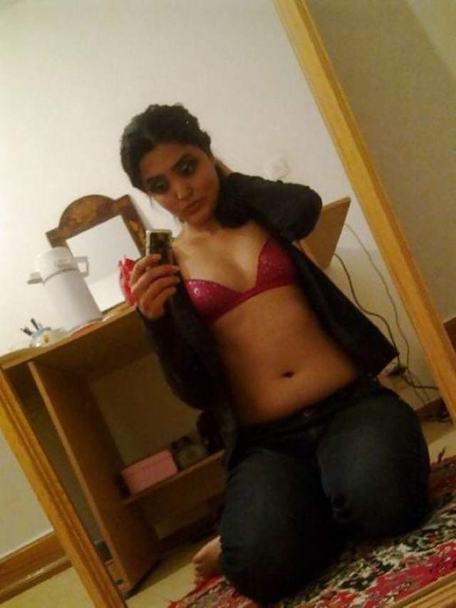 https://www.antarvasnaphotos2.com/wp-content/uploads/2020/12/red-bra-me-desi-girl-ki-pic.jpg