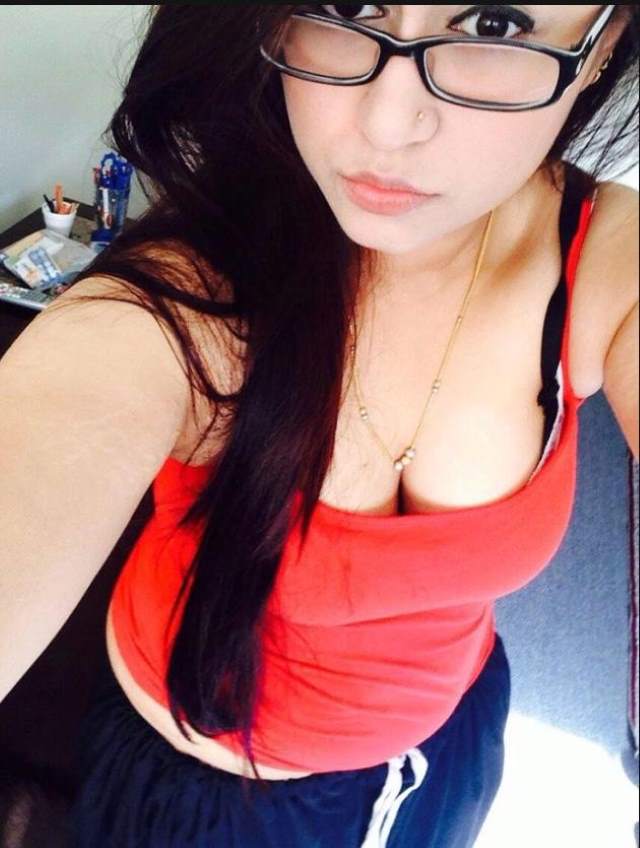 https://www.antarvasnaphotos2.com/wp-content/uploads/2020/12/red-top-me-apna-big-cleavage-dikhati-sexy-bhabhi.jpeg