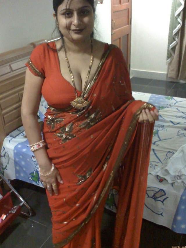 https://www.antarvasnaphotos2.com/wp-content/uploads/2020/12/saree-me-sexy-indian-aunty-big-cleavage.jpg