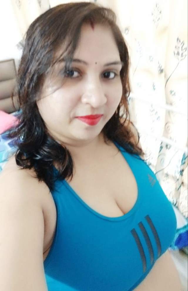 https://www.antarvasnaphotos2.com/wp-content/uploads/2020/12/sexy-indian-bhabhi-big-boobs-photos.jpg