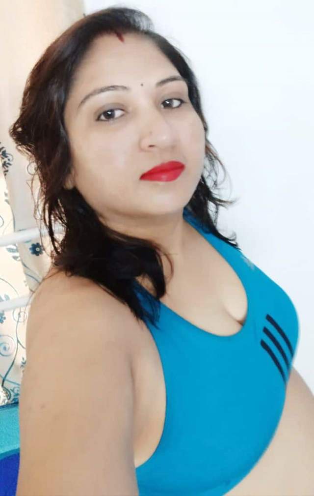 https://www.antarvasnaphotos2.com/wp-content/uploads/2020/12/sexy-indian-bhabhi-chudai-ke-mood-me-photos.jpg