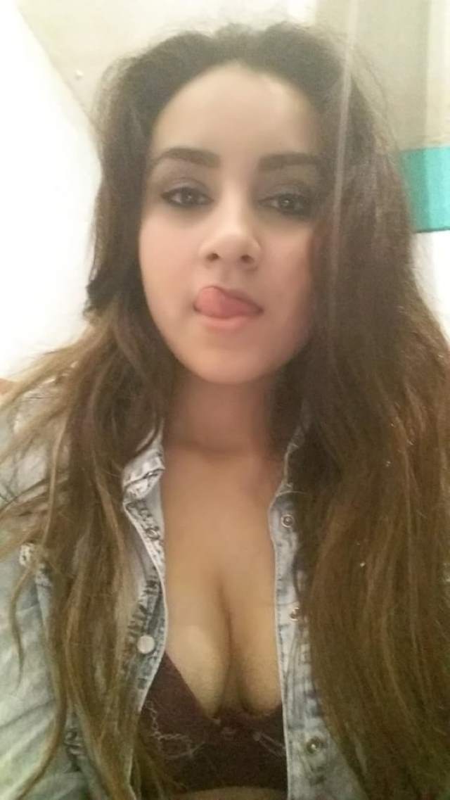 https://www.antarvasnaphotos2.com/wp-content/uploads/2020/12/sexy-mood-me-lip-lick-karti-ponam.jpg