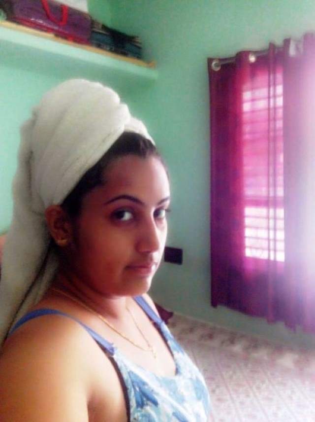 https://www.antarvasnaphotos2.com/wp-content/uploads/2020/12/shower-lene-ke-baad-bra-me-indian-aunty-ki-pic.jpg