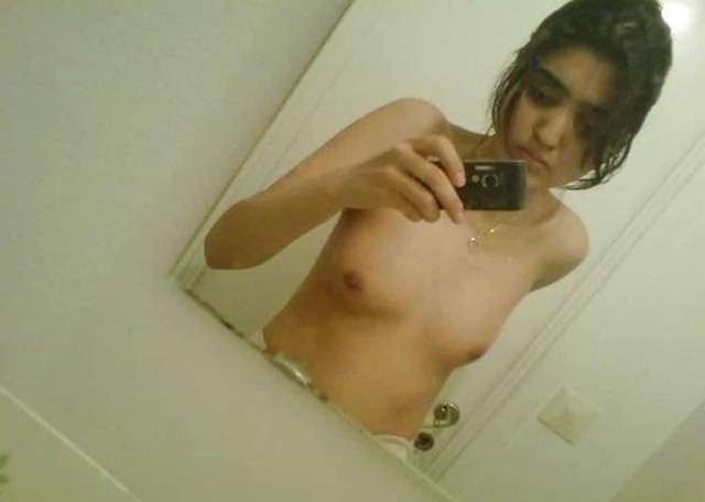 https://www.antarvasnaphotos2.com/wp-content/uploads/2020/12/shower-lene-se-pahle-nude-selfie.jpg