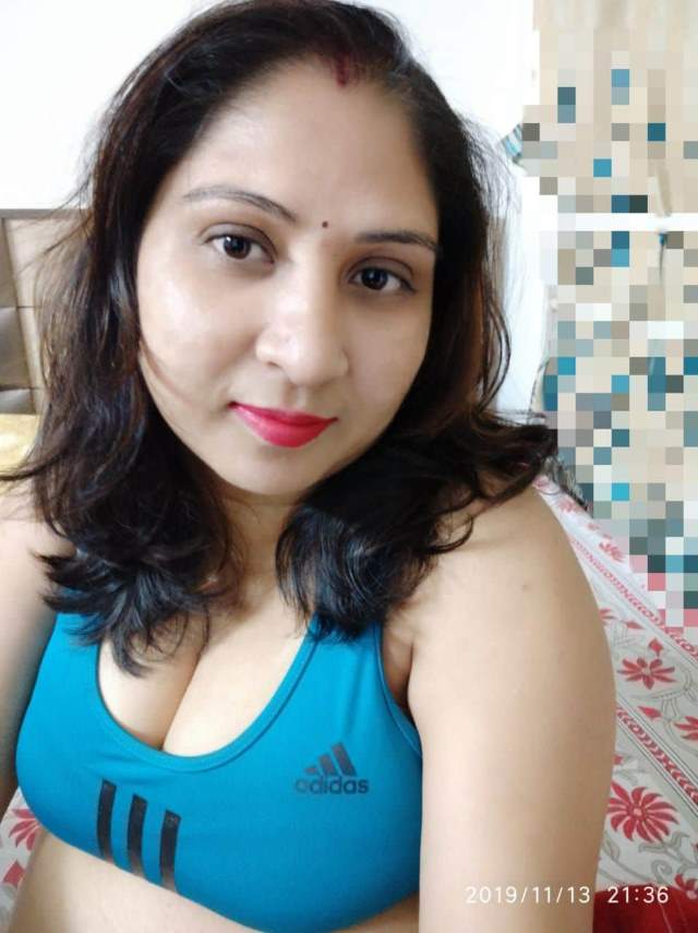 https://www.antarvasnaphotos2.com/wp-content/uploads/2020/12/sky-blue-color-ki-sports-bra-me-hot-bhabhi.jpg