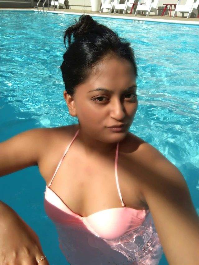 https://www.antarvasnaphotos2.com/wp-content/uploads/2020/12/swimming-pool-me-indian-sexy-aunty.jpg