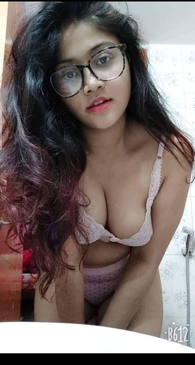 https://www.antarvasnaphotos2.com/wp-content/uploads/2020/12/white-bra-me-desi-girls-sexy-photos.jpg