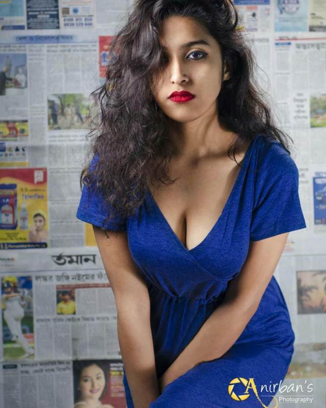 https://www.antarvasnaphotos2.com/wp-content/uploads/2021/01/apni-hot-cleavage-ki-ghati-ke-darshan-karati-bitch.jpg