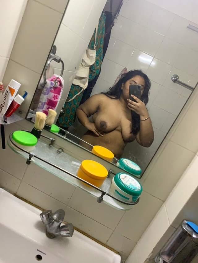 https://www.antarvasnaphotos2.com/wp-content/uploads/2021/01/bathroom-me-nude-bhabhi-ki-big-boobs-ki-selfie.jpg