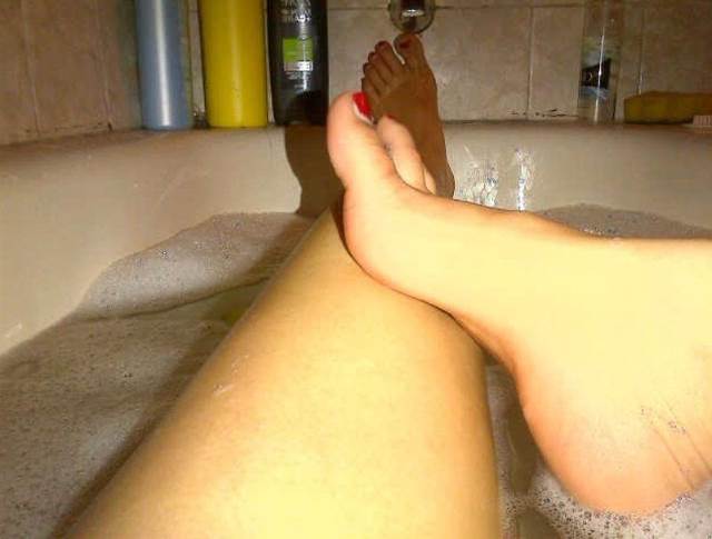 https://www.antarvasnaphotos2.com/wp-content/uploads/2021/01/bathtub-me-nude-legs-ki-selfie-leti-parul.jpg