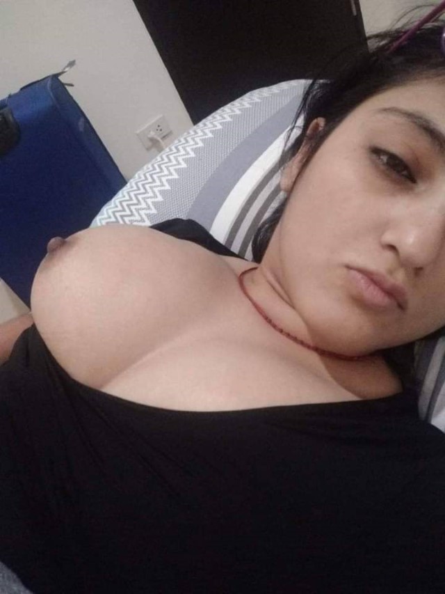 https://www.antarvasnaphotos2.com/wp-content/uploads/2021/01/bed-me-soi-muskan-apni-chuchi-nikal-pic-le-rahi-hai.jpg