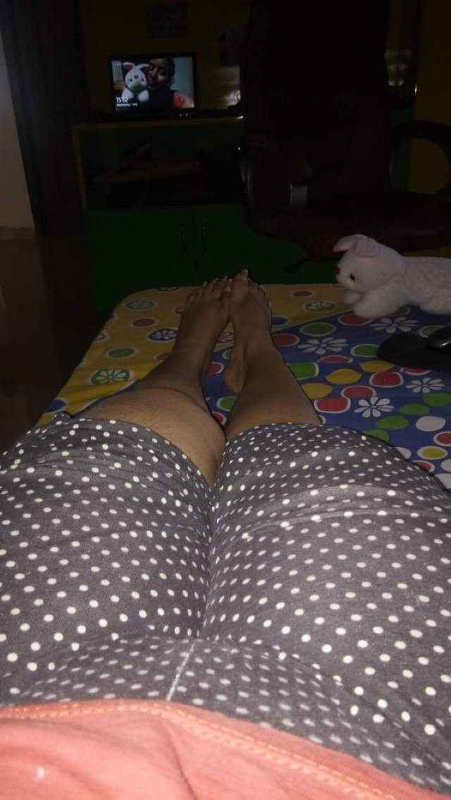 https://www.antarvasnaphotos2.com/wp-content/uploads/2021/01/bed-par-let-feet-ki-pic-leti-bhabhi.jpg