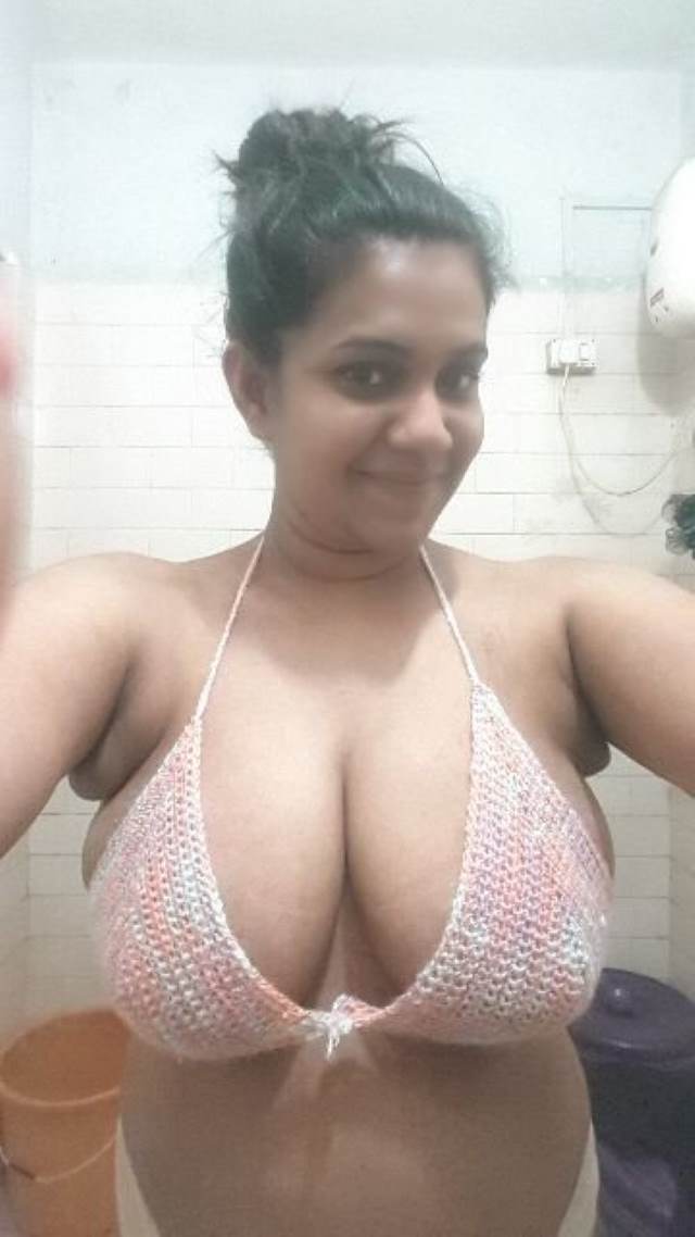 https://www.antarvasnaphotos2.com/wp-content/uploads/2021/01/big-boobs-ke-liye-new-bra-dikhati-desi-aunty-nude-photos.jpg