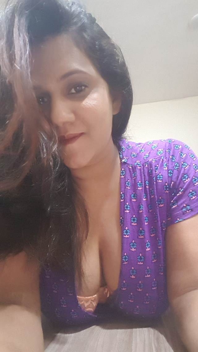 https://www.antarvasnaphotos2.com/wp-content/uploads/2021/01/big-boobs-ki-ghati-dikhati-hot-indian-aunty-pic.jpg