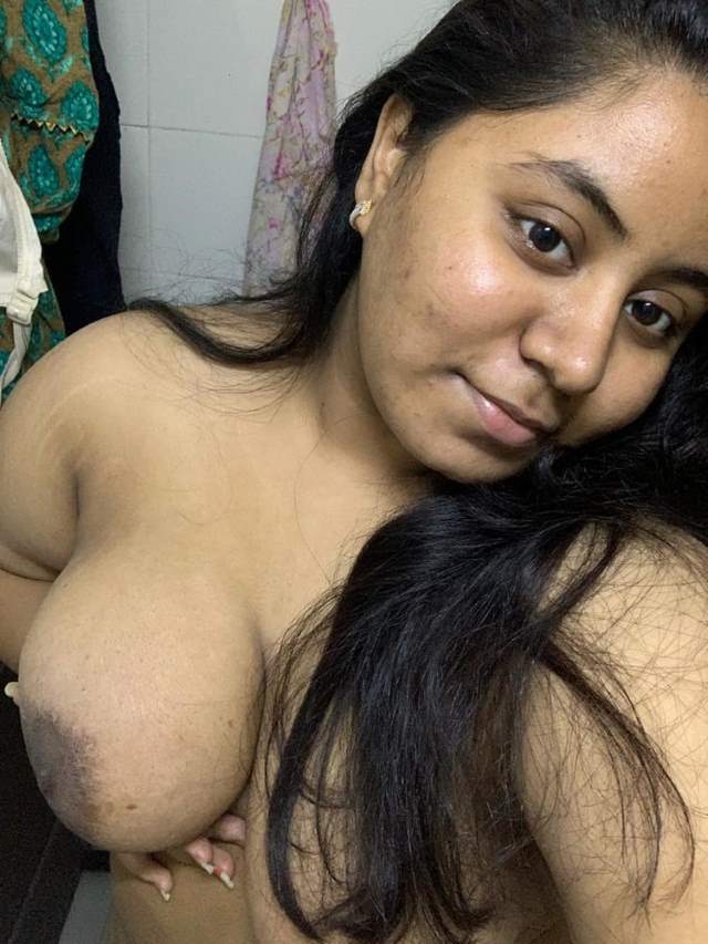 https://www.antarvasnaphotos2.com/wp-content/uploads/2021/01/big-boobs-ko-sehla-apni-pic-leti-bhabhi.jpg