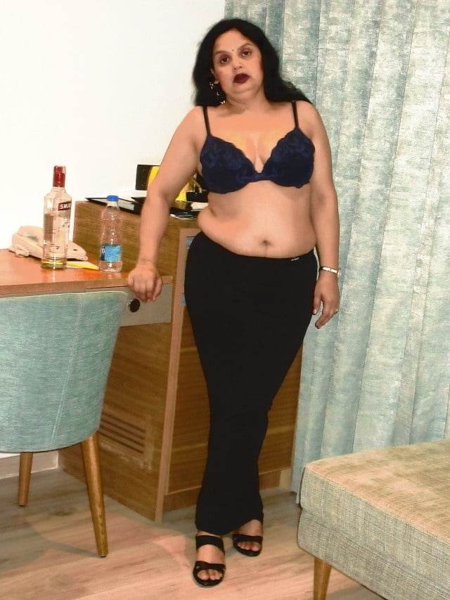 https://www.antarvasnaphotos2.com/wp-content/uploads/2021/01/black-bra-me-aunty-ki-hot-pic.jpg