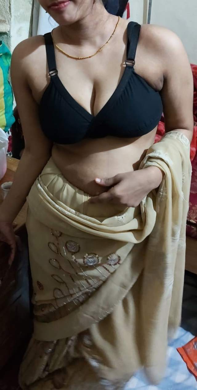 https://www.antarvasnaphotos2.com/wp-content/uploads/2021/01/black-bra-me-marathi-aunty-ki-hot-pic.jpg