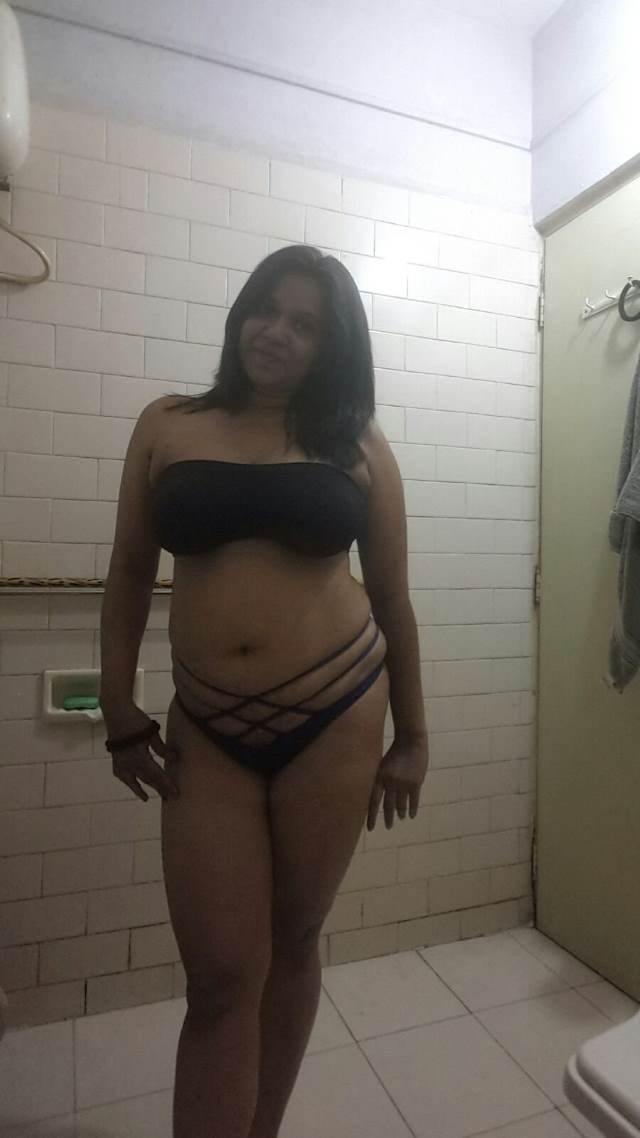 https://www.antarvasnaphotos2.com/wp-content/uploads/2021/01/black-bra-panty-me-bathroom-me-sexy-pic.jpg