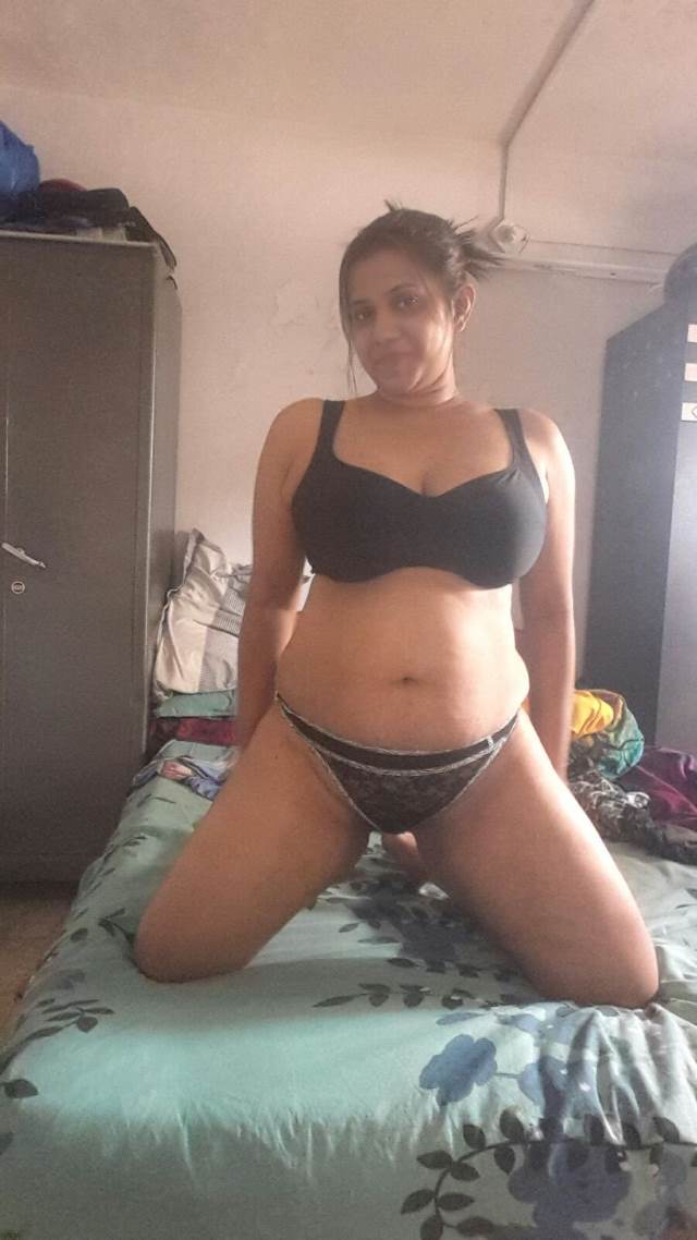 https://www.antarvasnaphotos2.com/wp-content/uploads/2021/01/black-bra-panty-me-bed-par-nude-desi-aunty-sexy-photo.jpg