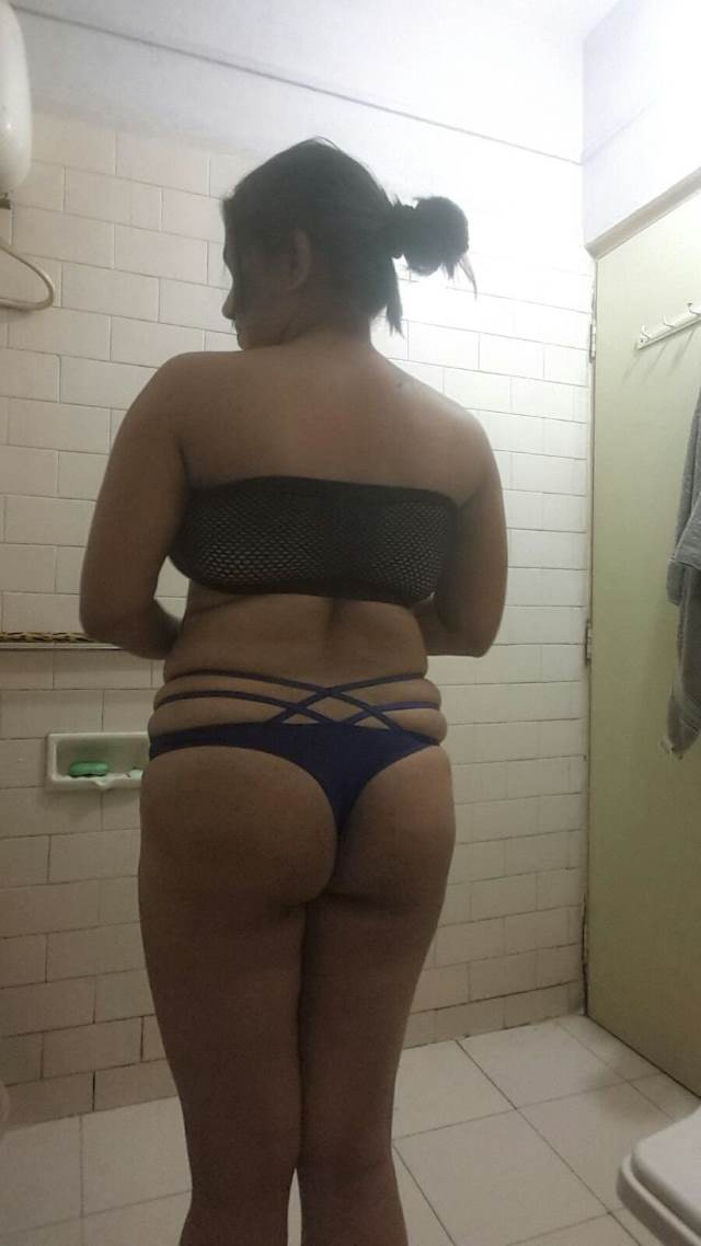 https://www.antarvasnaphotos2.com/wp-content/uploads/2021/01/black-bra-panty-me-sexy-back-aur-gaand-ke-pic.jpg