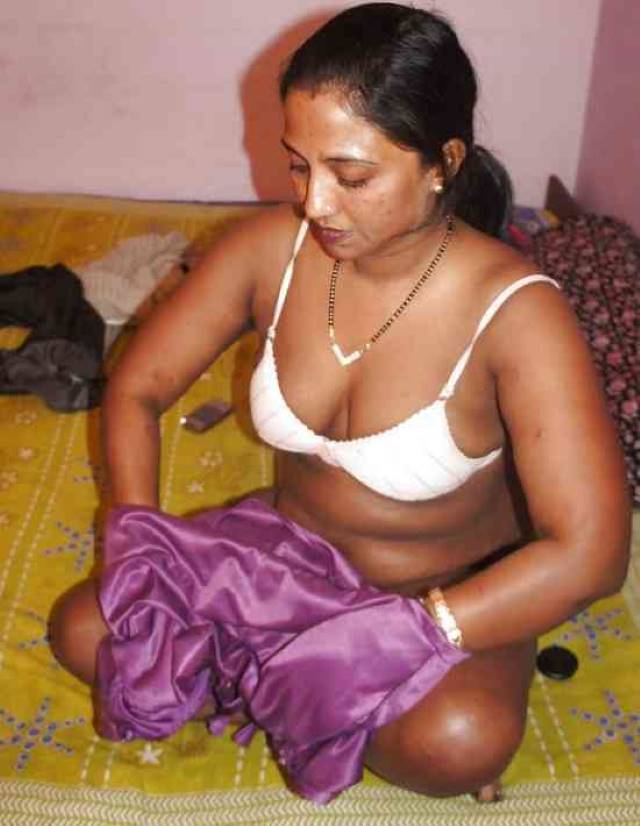 https://www.antarvasnaphotos2.com/wp-content/uploads/2021/01/blouse-utar-white-bra-me-boobs-dikhati-aunty.jpg