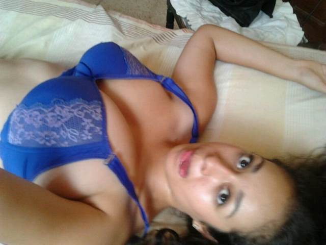 https://www.antarvasnaphotos2.com/wp-content/uploads/2021/01/blue-bra-me-sexy-noida-girl-leaked-pic.jpg