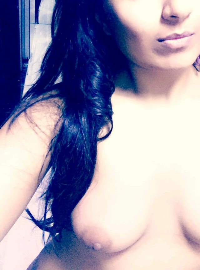 https://www.antarvasnaphotos2.com/wp-content/uploads/2021/01/bra-khol-boob-dikhati-sexy-girl.jpg