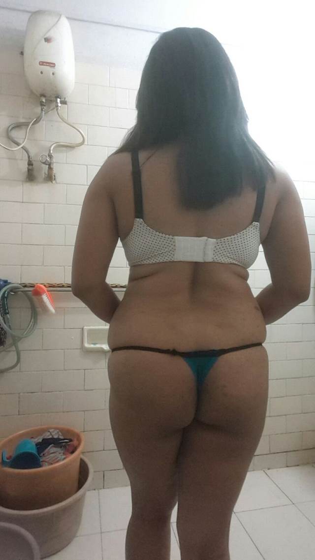 https://www.antarvasnaphotos2.com/wp-content/uploads/2021/01/bra-panty-me-aunty-ke-sexy-back-ki-hot-pic.jpg