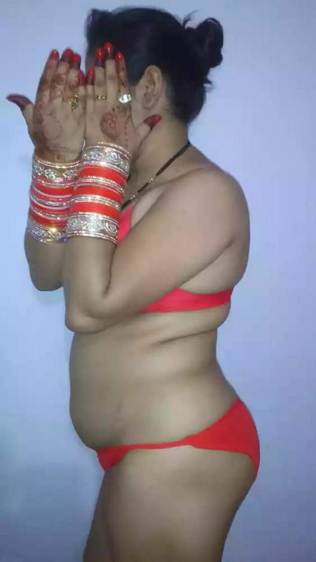 https://www.antarvasnaphotos2.com/wp-content/uploads/2021/01/cousin-ke-sath-suhagrat-ki-taiyari-ko-red-bra-panty.jpg