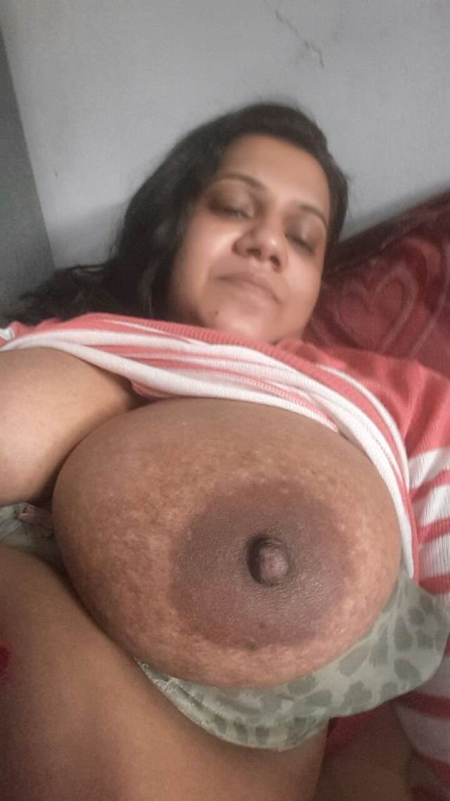 https://www.antarvasnaphotos2.com/wp-content/uploads/2021/01/desi-aunty-nude-photos-boob-bahar-nikale-hue.jpg