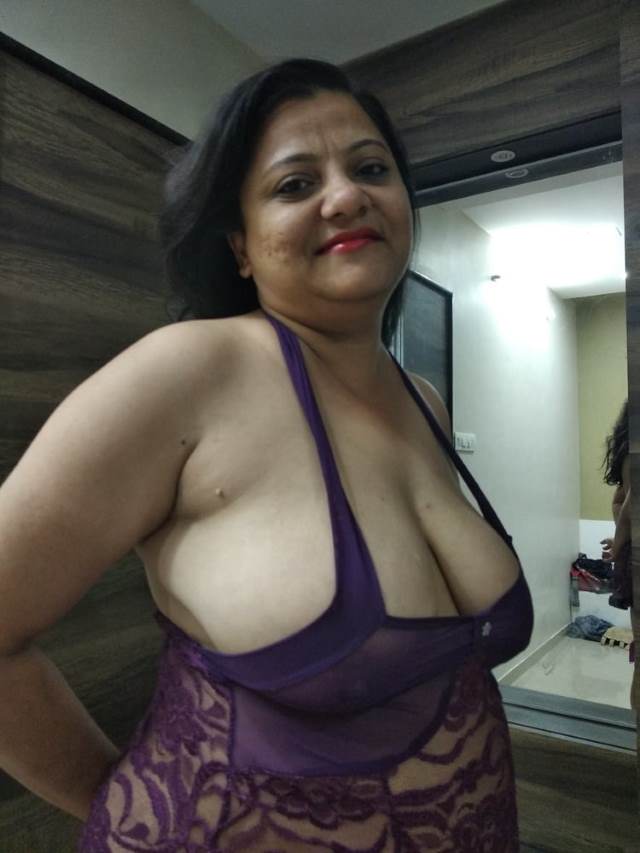 https://www.antarvasnaphotos2.com/wp-content/uploads/2021/01/desi-hot-aunties-ke-boob-photos-bra-fadati-hui.jpg