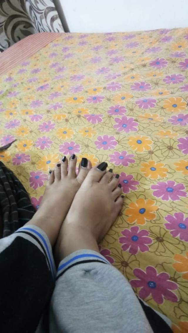 https://www.antarvasnaphotos2.com/wp-content/uploads/2021/01/feet-me-nailpolish-laga-pic-leti-bhabhi.jpg