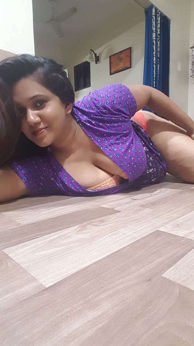 https://www.antarvasnaphotos2.com/wp-content/uploads/2021/01/floor-me-letkar-apni-cleavage-dikha-pic-leti-aunty.jpg