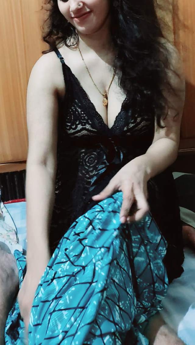 https://www.antarvasnaphotos2.com/wp-content/uploads/2021/01/hot-aunty-apni-black-nighty-me-sexy-pose-de-rahi-hai.jpg