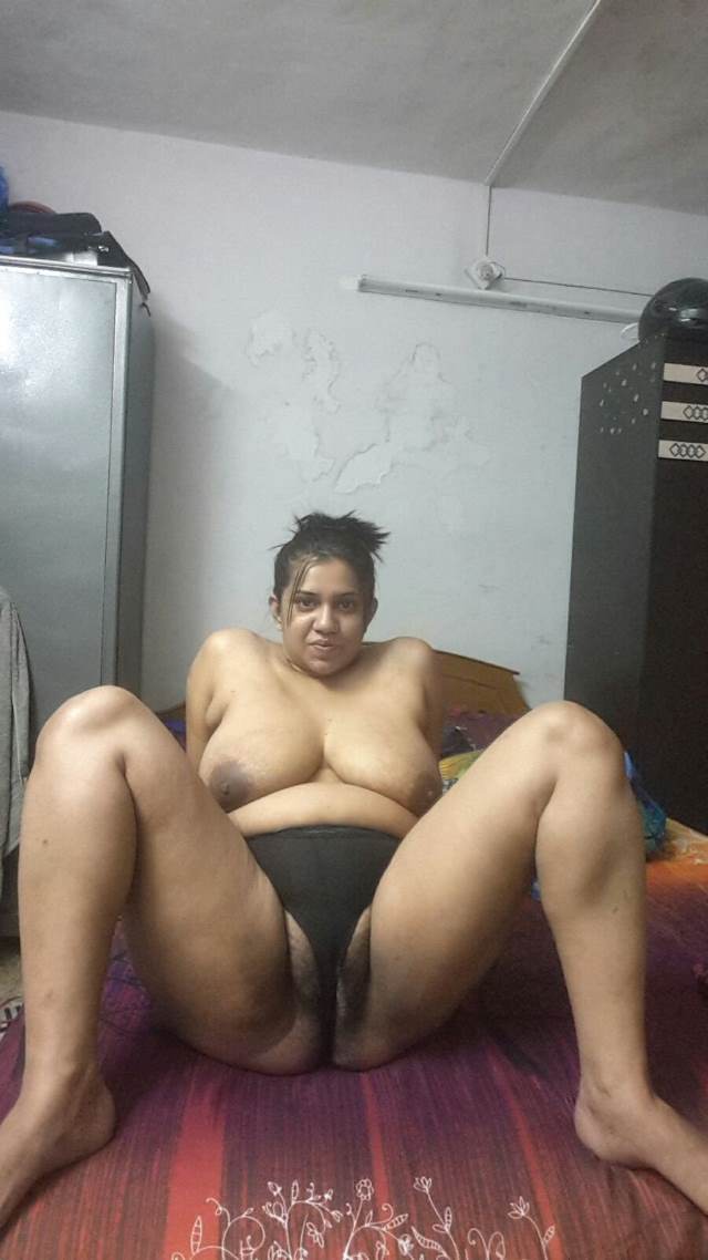 https://www.antarvasnaphotos2.com/wp-content/uploads/2021/01/hot-aunty-apni-legs-khol-chut-dikhati.jpg