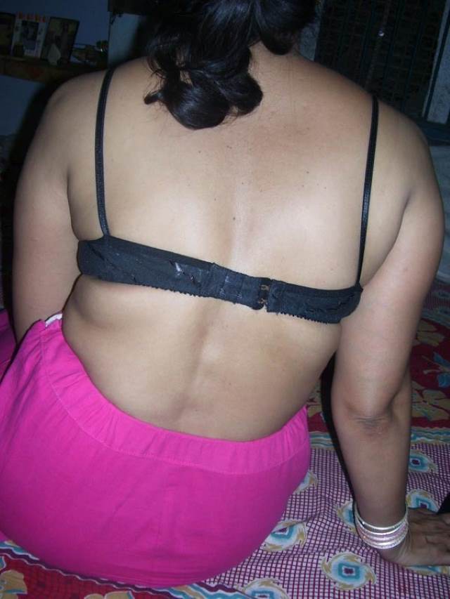 https://www.antarvasnaphotos2.com/wp-content/uploads/2021/01/hot-aunty-ki-black-bra-me-sexy-back-pic.jpg