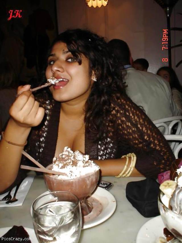 https://www.antarvasnaphotos2.com/wp-content/uploads/2021/01/icecream-khate-hue-boobs-ki-darar-dikhati-aunty.jpg