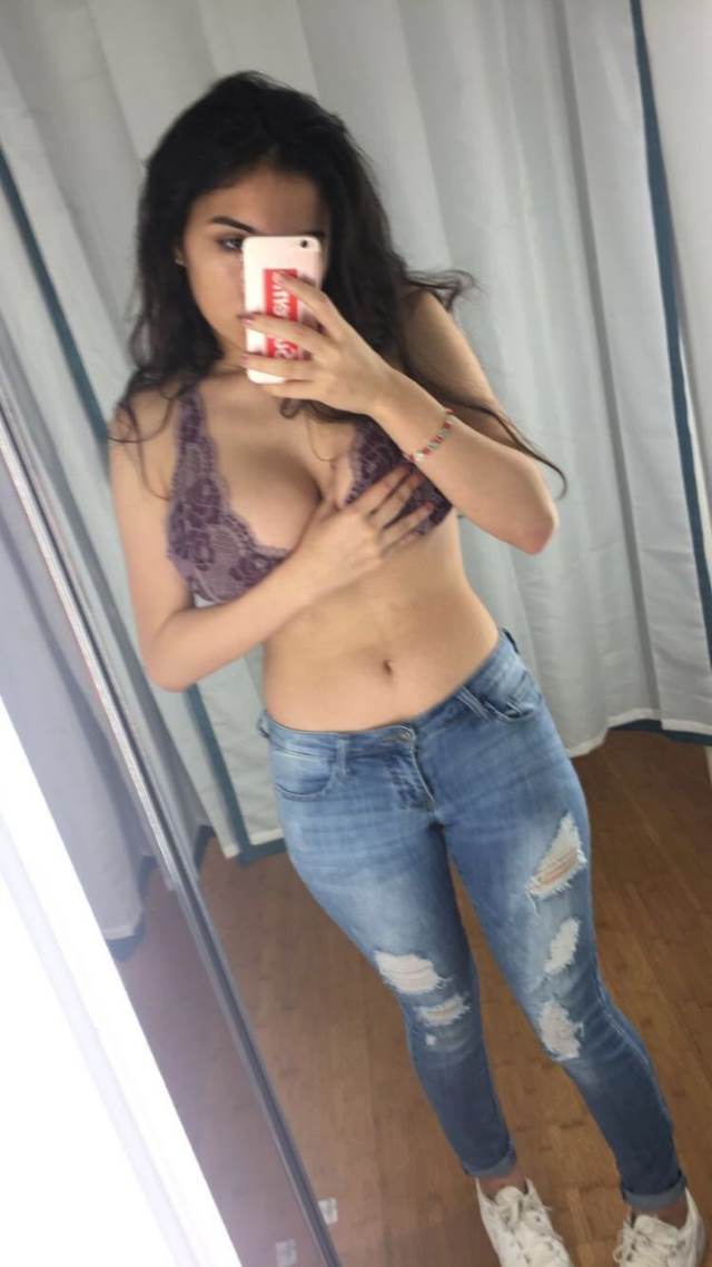 https://www.antarvasnaphotos2.com/wp-content/uploads/2021/01/jeans-and-bra-me-apni-figure-dikhati-hot-babe.jpg