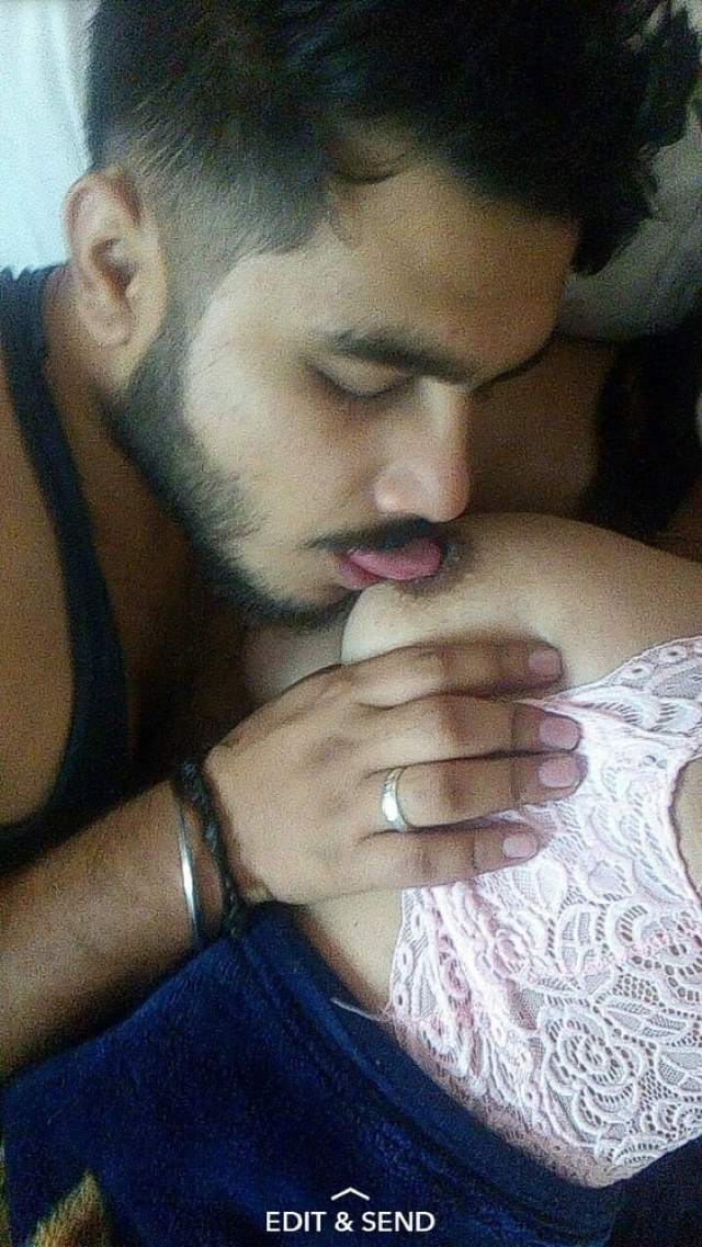 https://www.antarvasnaphotos2.com/wp-content/uploads/2021/01/meena-bhabhi-ki-nipple-lick-karte-hue-unka-devar.jpg